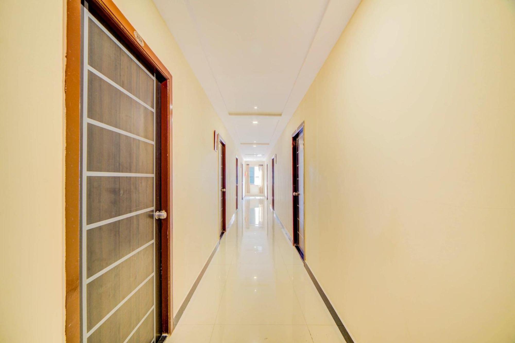 Super Hotel O White Ridge Sururnagar Buitenkant foto