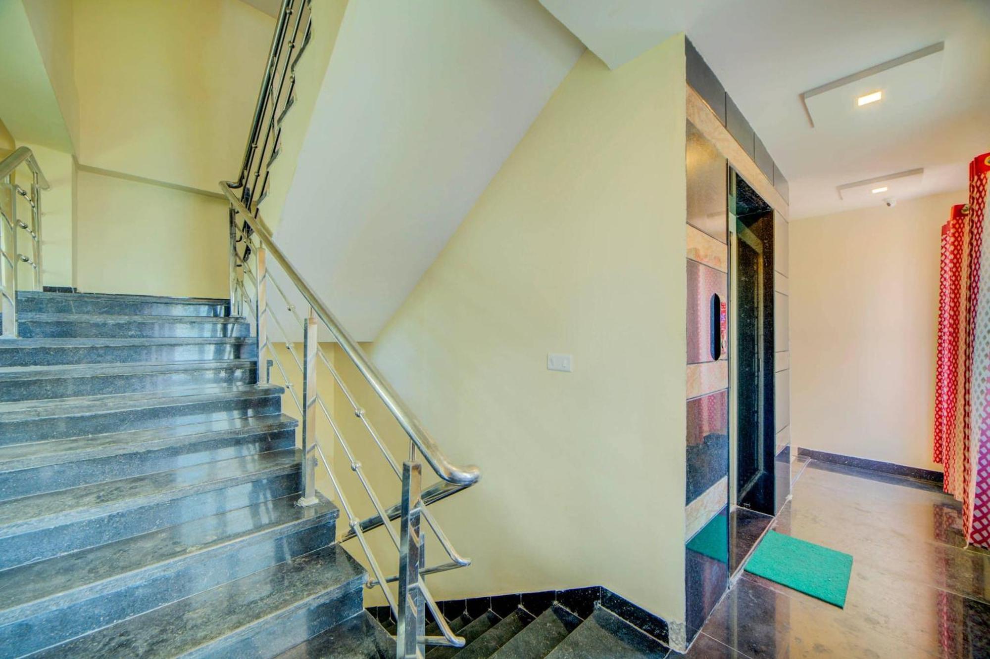 Super Hotel O White Ridge Sururnagar Buitenkant foto