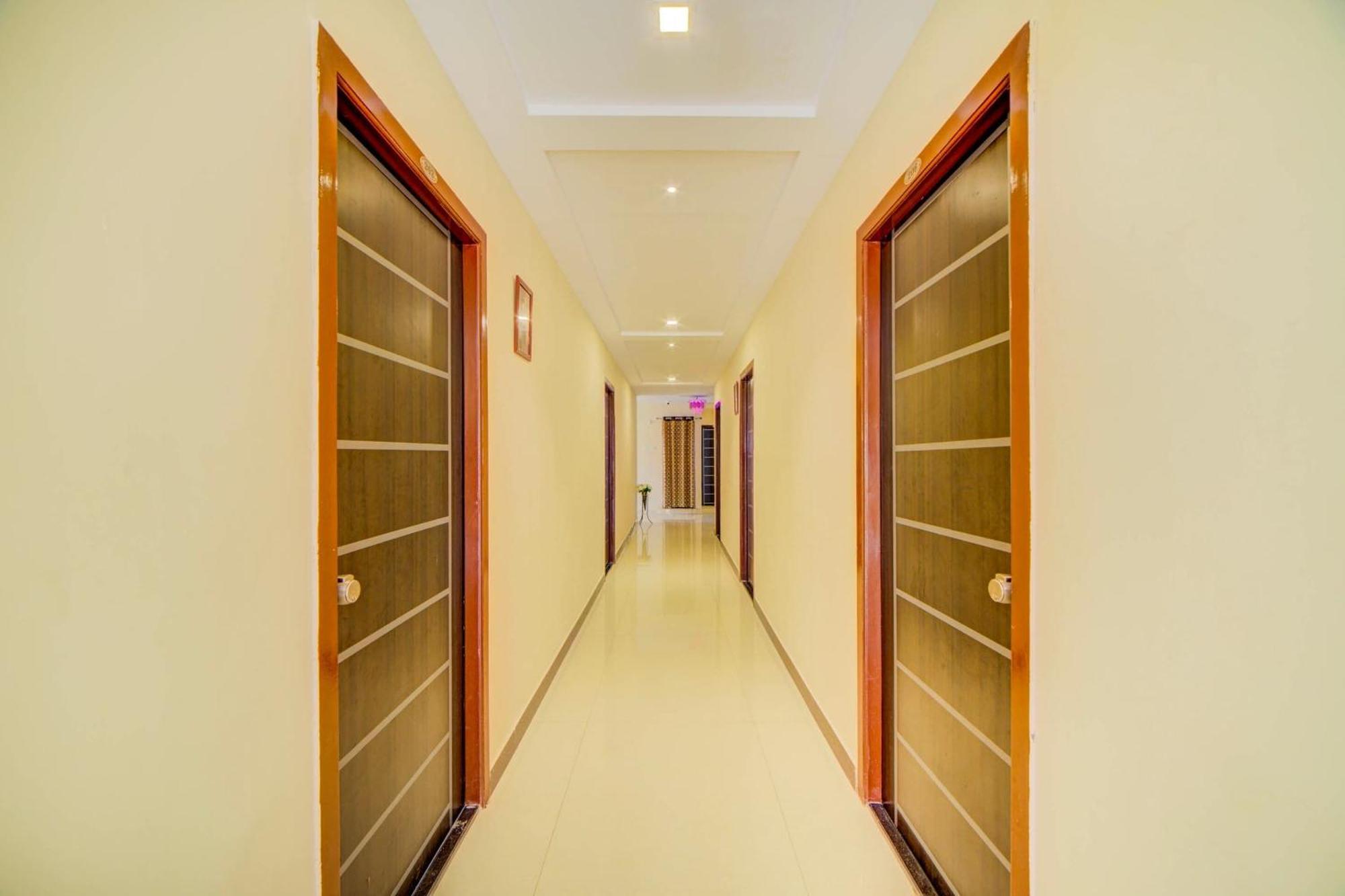 Super Hotel O White Ridge Sururnagar Buitenkant foto
